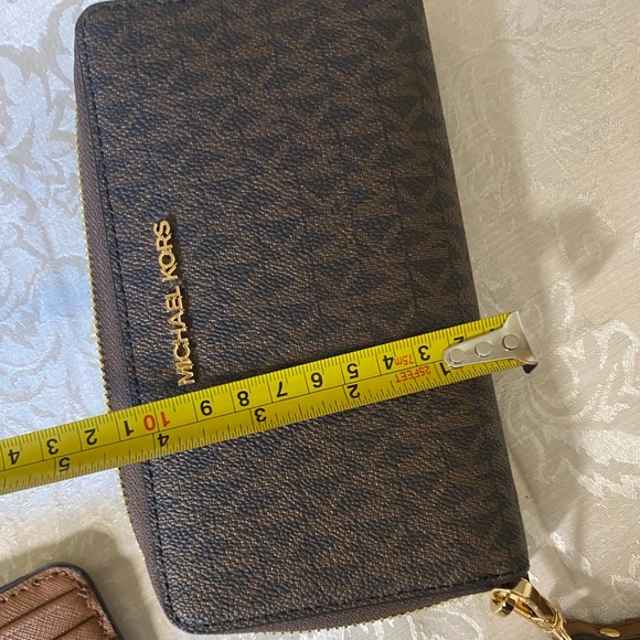 Michael Kors wristlet NWT - Picture 2 of 5